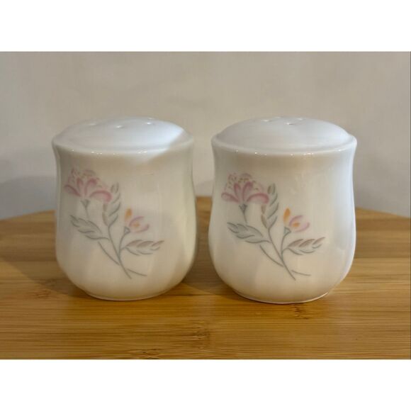 Vintage Corelle Pink Trio salt and pepper shakers - Picture 1 of 9